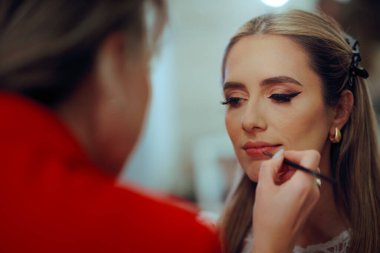 Profesyonel Makyaj Sanatçısı Kirpiklerine rimel sürüyor