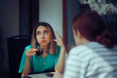 Bir kadın çok fazla gevezelik ettiği için arkadaşına şikayet ediyor.