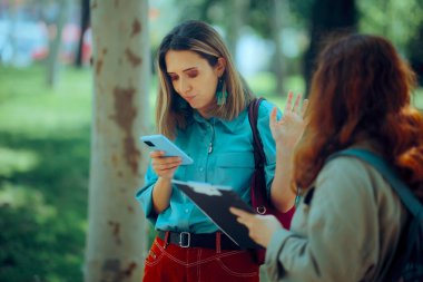 Sokak röportajına cevap vermeyi reddeden dikkati dağılmış bir kadın.