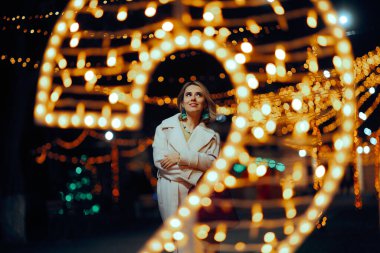 Mutlu Gülümseyen Kadın Yerel Noel Fuarına katılıyor