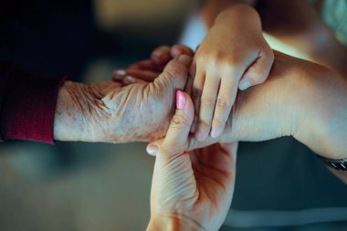 Birbirini Destekleyen Dört Nesil Kadın Elleri