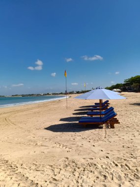 Bir Nusa Dua Beach, Bali Adası, Endonezya güzel güneş yatak ve şemsiye görünümü