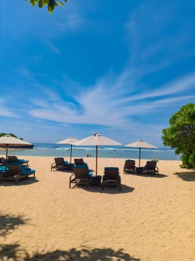 Bir Nusa Dua Beach, Bali Adası, Endonezya güzel güneş yatak ve şemsiye görünümü.