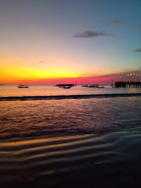 非常に美しい夕日が インド洋の海岸に濡れた砂の上反映桟橋や釣り船を見ることができます インドネシア バリ島 — ストック写真