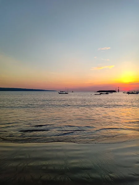 Pôr Sol Muito Bonito Refletido Areia Molhada Nas Margens Oceano — Fotografia de Stock