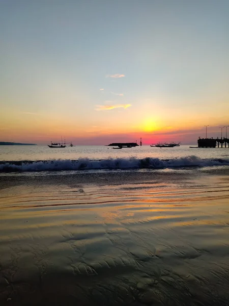 Ένα Πολύ Όμορφο Ηλιοβασίλεμα Που Αντανακλάται Πάνω Στην Υγρή Άμμο — Φωτογραφία Αρχείου