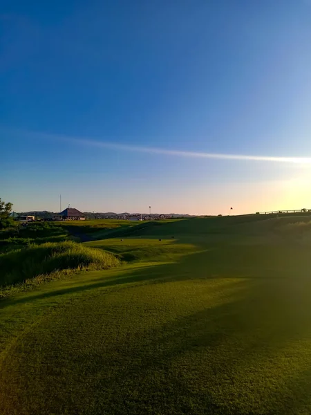 Smuk Grøn Golfbane Eksotisk Bali Ved Solnedgang Grøn Mark Blå - Stock-foto