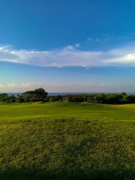 Smuk Grøn Golfbane Eksotisk Bali Ved Solnedgang Grøn Mark Blå - Stock-foto