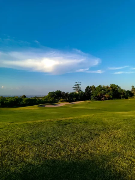 Wunderschöner Grüner Golfplatz Auf Der Exotischen Insel Bali Bei Sonnenuntergang — Stockfoto