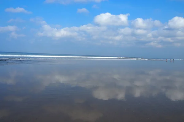 Legian Sahili, Bali, Endonezya 'daki mavi gökyüzünün yansımaları 