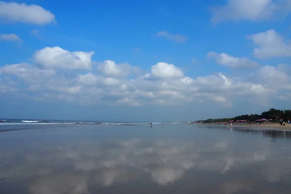 Legian Sahili, Bali, Endonezya 'daki mavi gökyüzünün yansımaları 