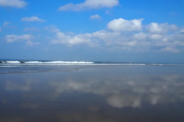 Legian Sahili, Bali, Endonezya 'daki mavi gökyüzünün yansımaları 