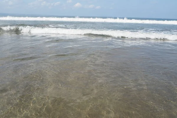 Legian Sahili, Bali, Endonezya 'da kristal berrak deniz suyu
