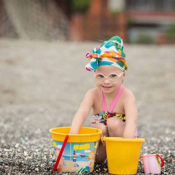 Schönes Mädchen Mit Syndrom Spielt Mit Sand Strand — Stockfoto