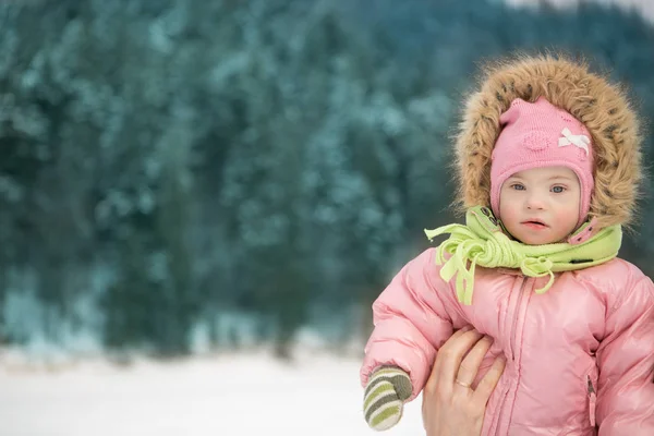 Zimowy Portret Dziewczyny Zespołem Downa — Zdjęcie stockowe