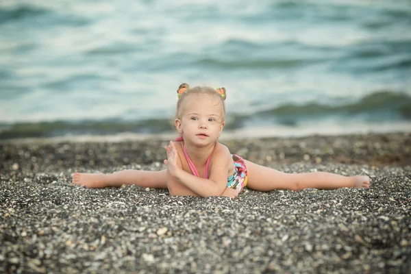 Una Ragazza Con Sindrome Seduta Sulle Spaccature — Foto Stock