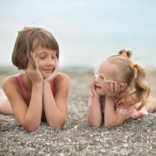 Twee Zussen Kijken Elkaar Met Liefde — Stockfoto