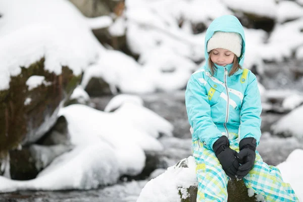 Chica Descansando Sobre Una Roca Una Cascada Invierno —  Fotos de Stock