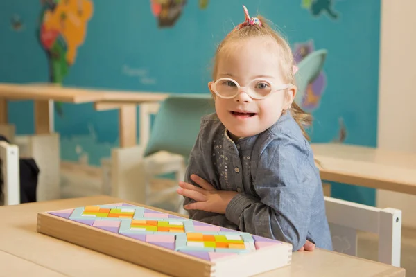 Bella Ragazza Con Sindrome Impegnata Classe — Foto Stock