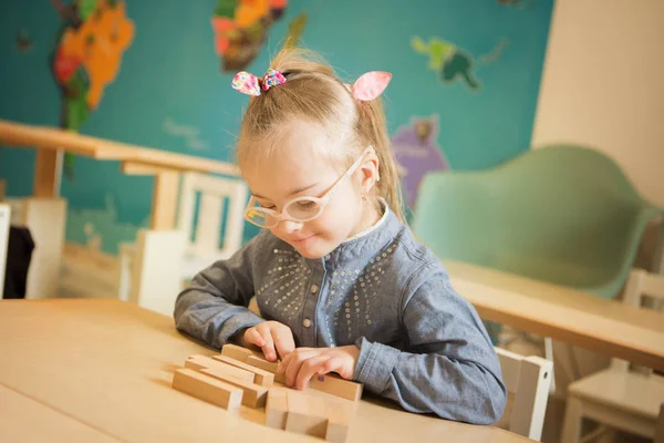 Vacker Flicka Med Downs Syndrom Engagerade Klass — Stockfoto