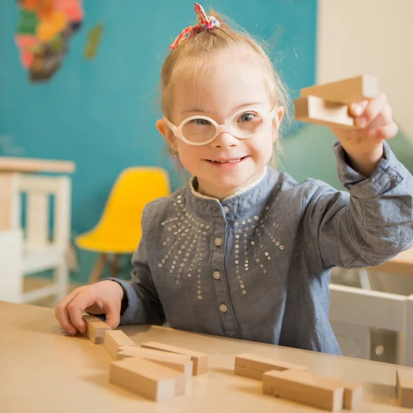 Menina Bonita Com Síndrome Envolvida Classe — Fotografia de Stock