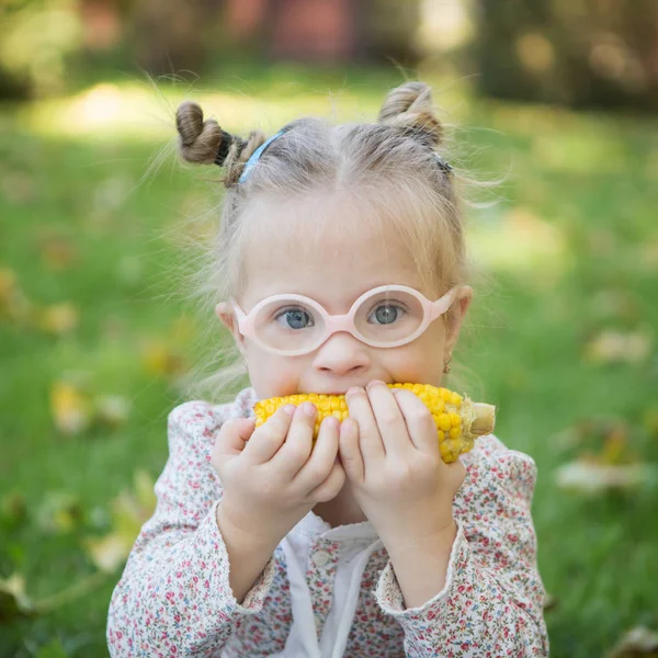 Mooi Meisje Met Syndroom Van Eten Maïs Natuur — Stockfoto