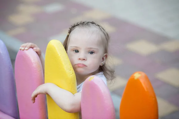 Vacker Liten Flicka Med Syndrom — Stockfoto