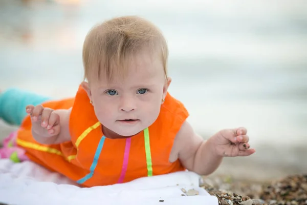 Niña Divertida Con Síndrome — Foto de Stock