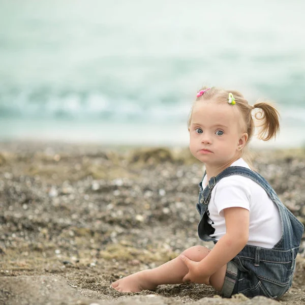 Piękna Dziewczyna Zespołem Downa Plaży — Zdjęcie stockowe