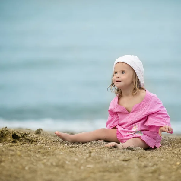 Красивая Девушка Синдромом Дауна Пляже — стоковое фото