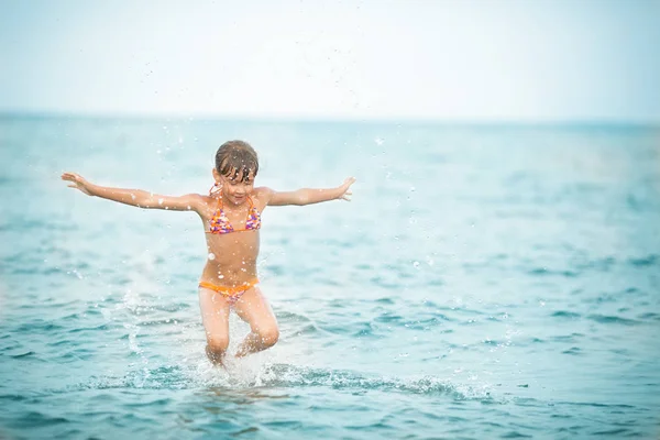 夏の海でジャンプの女の子 — ストック写真
