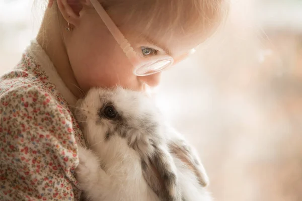 Ragazza Con Sindrome Abbraccia Coniglio — Foto Stock