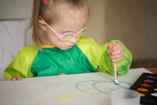 Dziewczyna Zespołem Downa Pokryte Farbą Podczas Rysowania — Zdjęcie stockowe