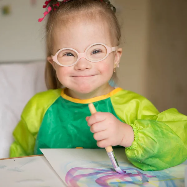 Meisje Met Syndroom Bedekt Met Verf Bij Het Tekenen — Stockfoto