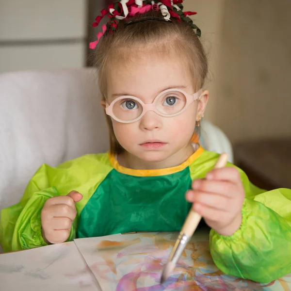 Девушка Синдромом Дауна Покрытая Краской Рисовании — стоковое фото