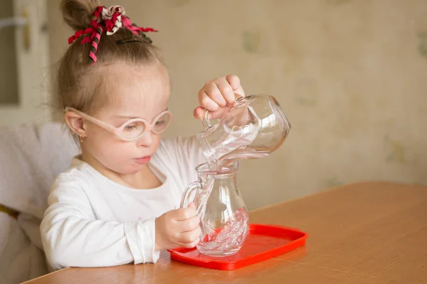Flicka Med Downs Syndrom Häller Försiktigt Vatten Från Kanna Kanna — Stockfoto
