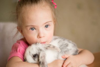 Down sendromlu kız tavşan hugs