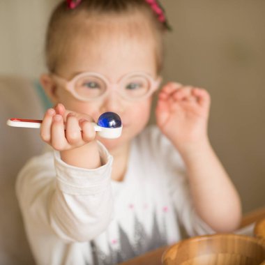 Down sendromlu bir kız Montessori Eğitimi
