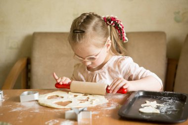 down sendromlu kız hamur unrolls