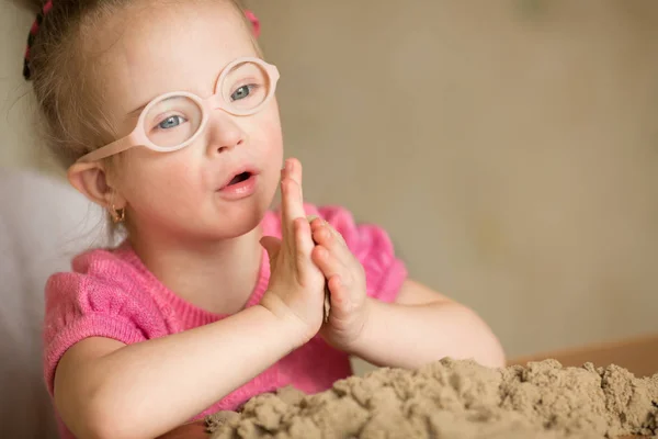 Flicka Med Downs Syndrom Spelar Kinetic Sand — Stockfoto