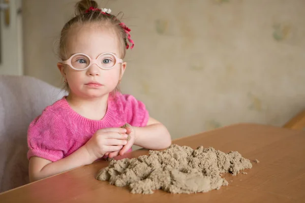 Flicka Med Downs Syndrom Spelar Kinetic Sand — Stockfoto