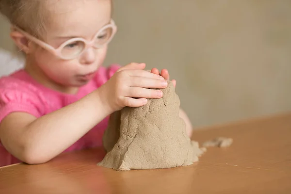 Mädchen Mit Syndrom Spielt Kinetischen Sand — Stockfoto