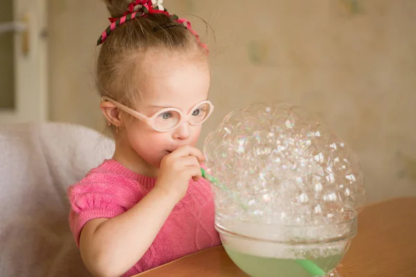 Flicka Med Downs Syndrom Gör Talterapi Andningsövning — Stockfoto