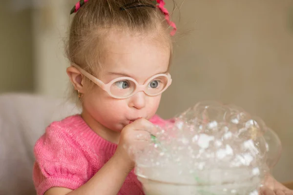 Dívka Downovým Syndromem Dýchací Cvičení Logopedie — Stock fotografie