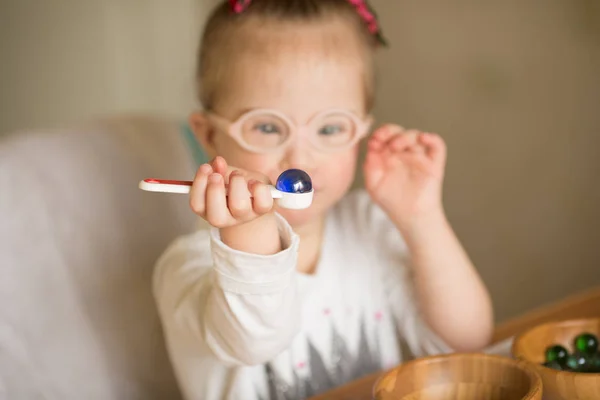 Dziewczyna Zespołem Downa Szkolone Montessori — Zdjęcie stockowe