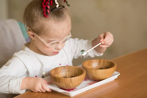 Girl Syndrome Trained Montessori — Stock Photo, Image