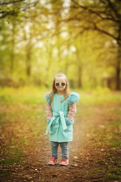 Krásná Dívka Downovým Syndromem Procházky Parku — Stock fotografie