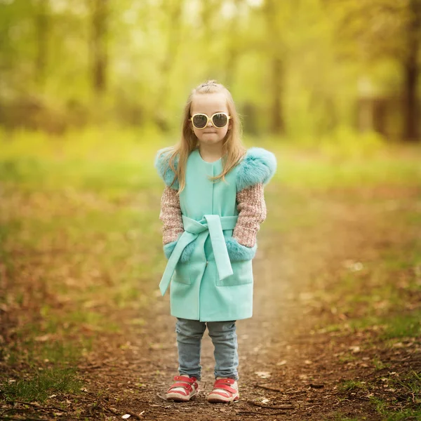 Krásná Dívka Downovým Syndromem Procházky Parku — Stock fotografie