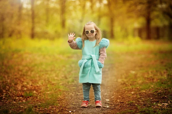 Menina Bonita Com Síndrome Andando Parque — Fotografia de Stock