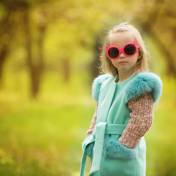 Krásná Dívka Downovým Syndromem Procházky Parku — Stock fotografie